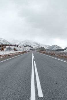 冬季，积雪覆盖的道路穿过巴彦-厄勒邦山区