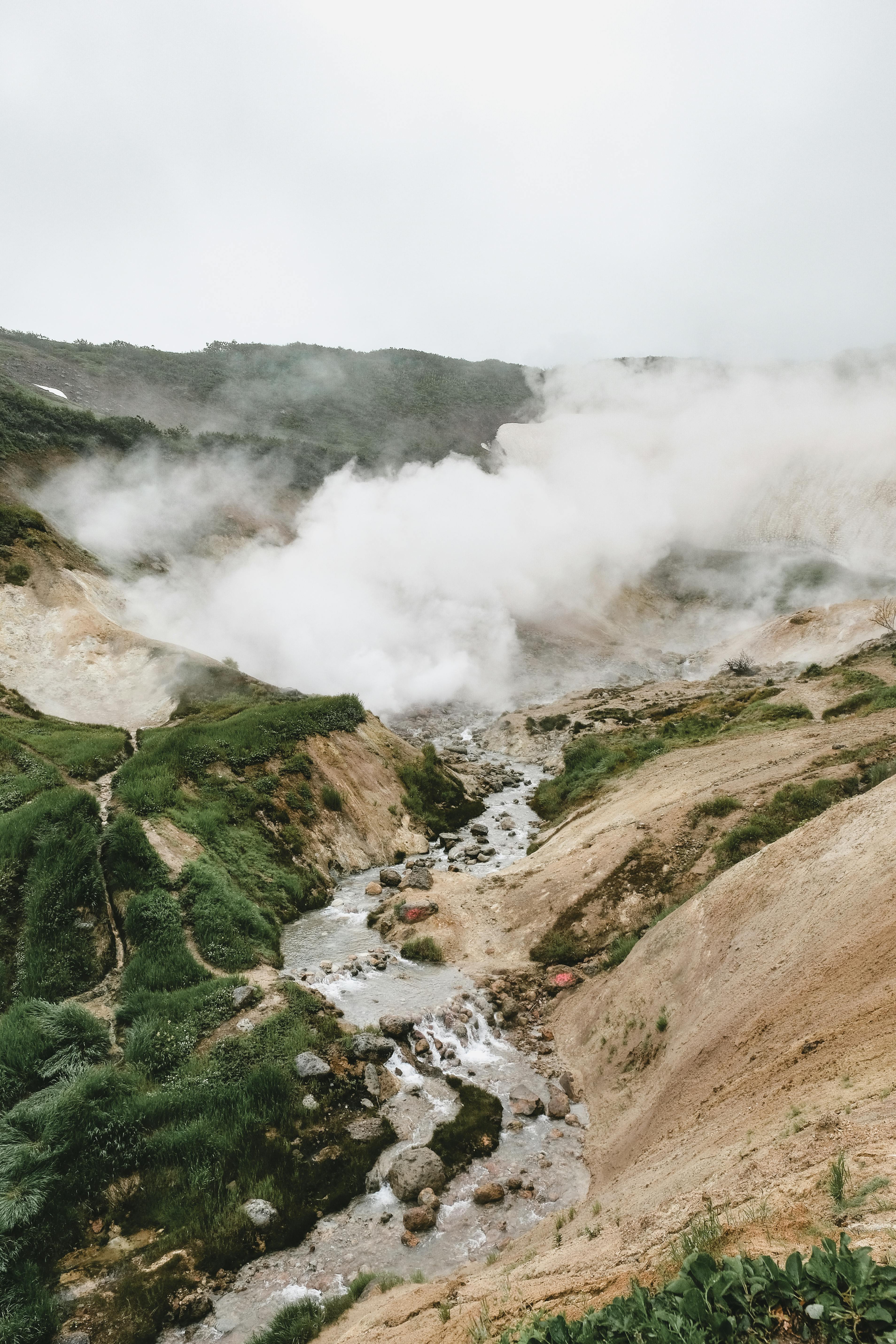 俄罗斯堪察加半岛荒野间歇泉的蒸汽令人着迷
