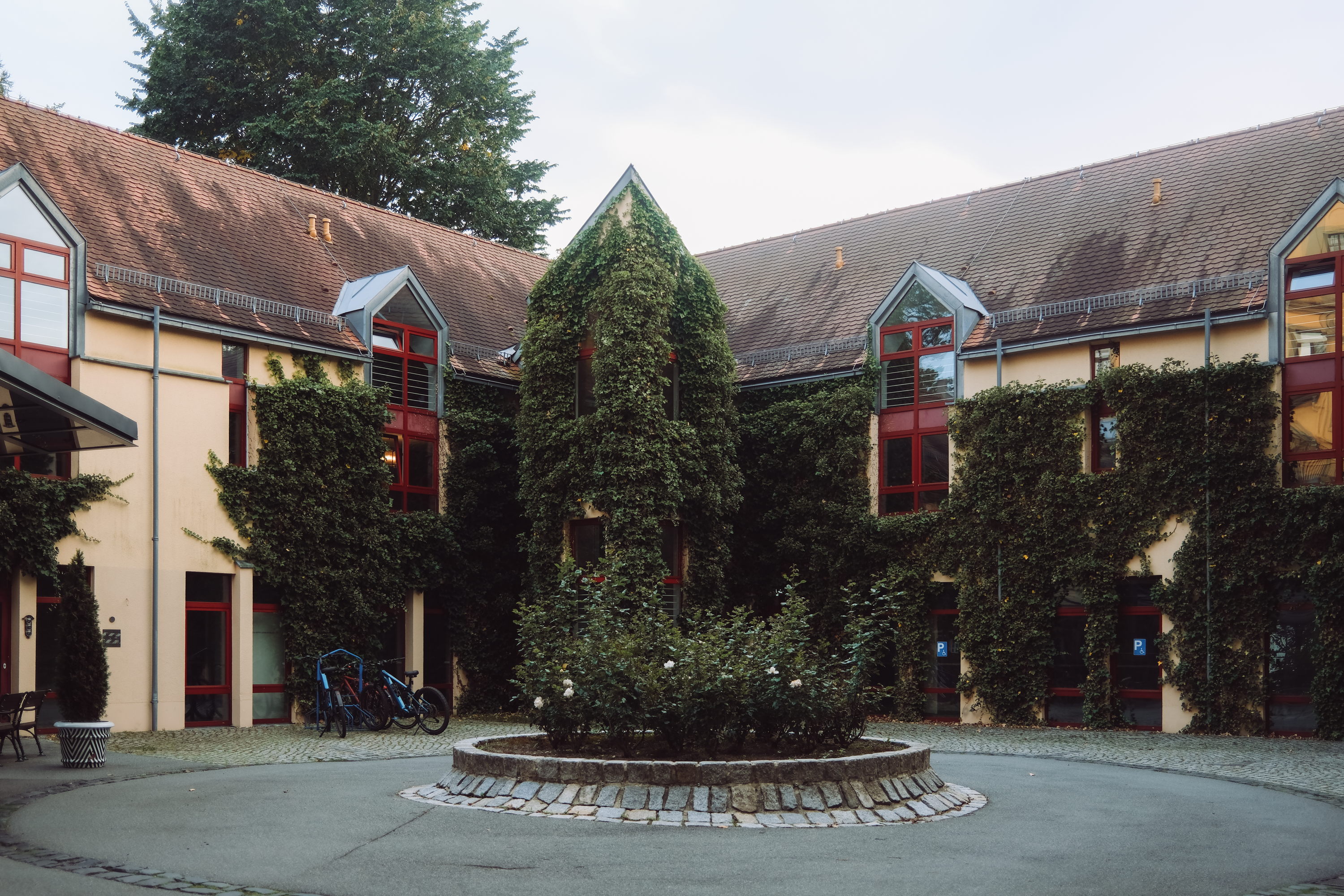 Picturesque view of ivy-clad Schlosshotel Althoernitz courtyard in Bertsdorf-Hörnitz, Germany.