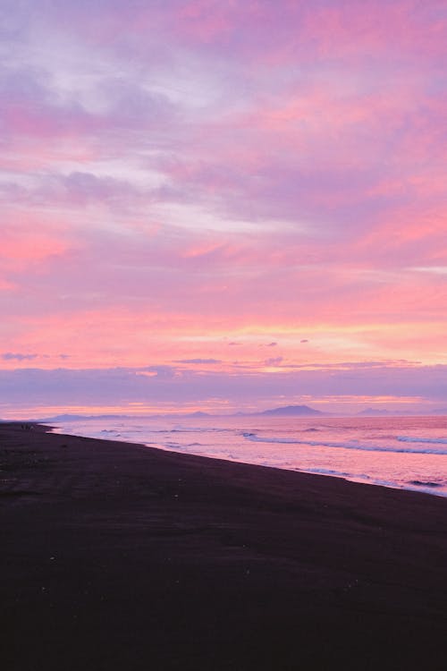Pink Sky over a Beach · Free Stock Photo
