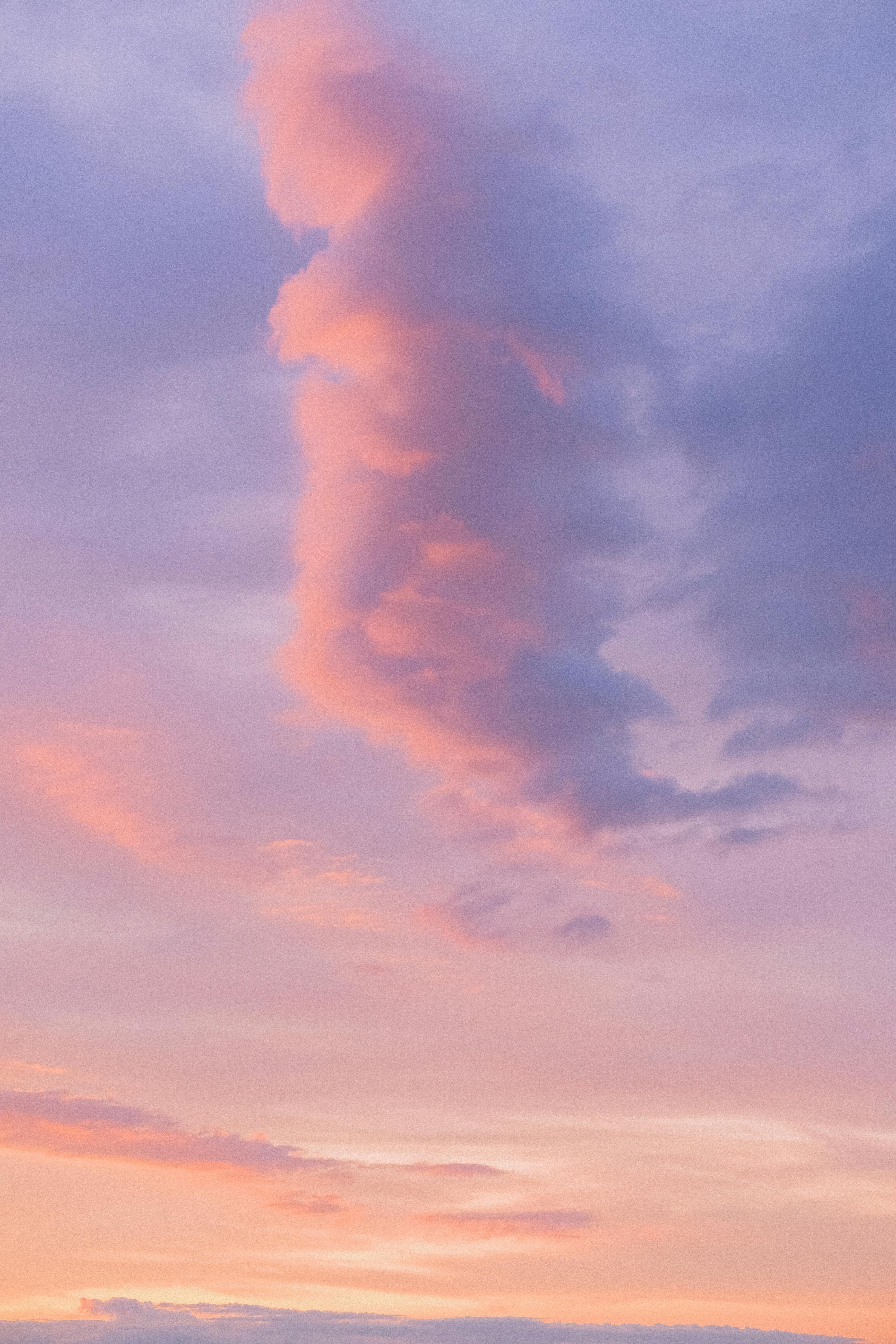 Các bức ảnh mây tím đẹp sẽ thổi bay mệt mỏi và mang đến cho bạn những giây phút thư giãn tuyệt vời. Trong ánh hoàng hôn, mây tím biến hoá thành những hình dáng tuyệt đẹp và khiến trái tim bạn thổn thức.