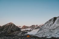 在白雪覆盖的山脉环抱下，蒙古巴彦-厄勒邦有一处宁静的露营地