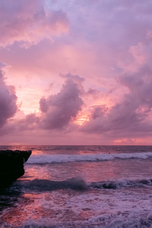 Những bức ảnh bầu trời biển đẹp sẽ làm cho bạn thực sự chìm đắm trong vẻ đẹp của thiên nhiên. Với màu sắc tươi sáng và sự độc đáo của bãi biển, những cảnh tượng này sẽ khiến bạn cảm thấy hoàn toàn thư giãn và đắm say. Cắm vào ảnh và tận hưởng khung cảnh đẹp này.