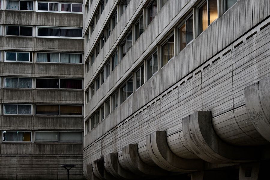 Brutalist concrete facade by Serinus on Pexels