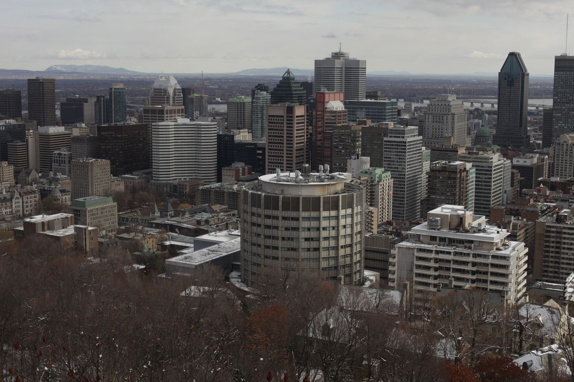 Montreal'de kış manzarası ve şehir silüeti