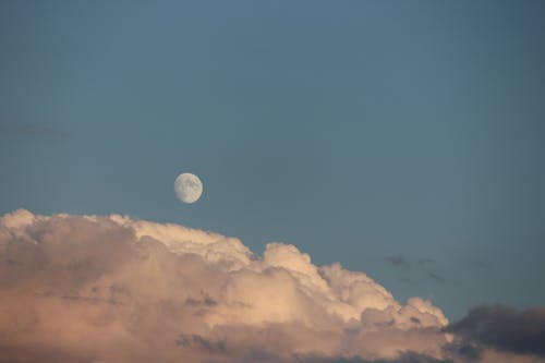 Luna Llena Sobre Las Nubes