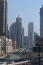 迪拜的现代城市景观以晴朗的天空、摩天大楼和繁忙的高速公路为特色