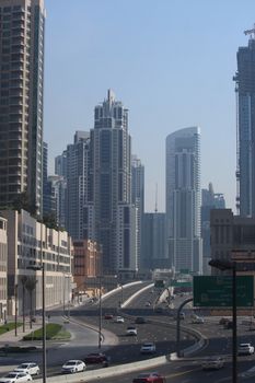 迪拜的现代城市景观以晴朗的天空、摩天大楼和繁忙的高速公路为特色