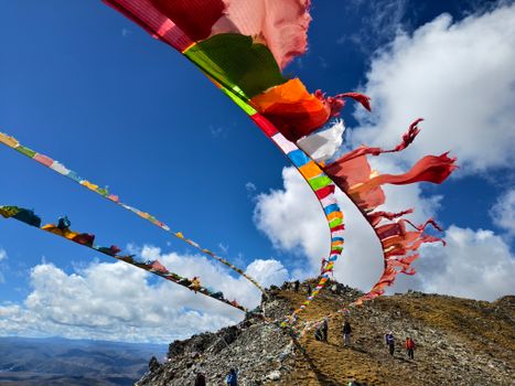 在湛蓝的天空下，崎岖的山脊上，色彩鲜艳的经幡在风中飘扬。 - 相关推荐