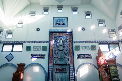 Free Elegantly decorated mosque interior featuring intricate calligraphy and architectural designs. Stock Photo
