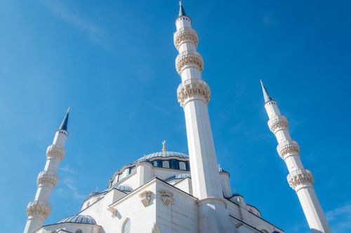 Free A beautiful mosque with tall minarets reaching into a clear blue sky. Stock Photo