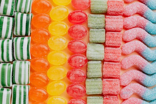 在现代糖果店里，各种美味的果冻和焦糖糖果按类型和颜色从上到下整齐排列