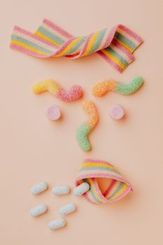 糖果店里，各种美味的软糖和窗帘从上面排列着，像是一个咳嗽的人，眉毛皱起，头发卷曲
