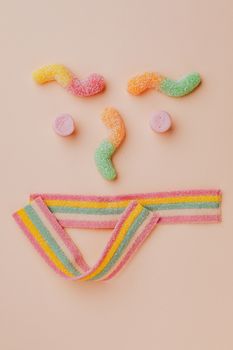 粉红色背景上各种色彩缤纷的水果果冻的平面布局