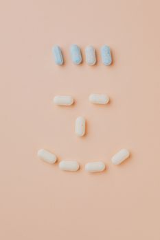 粉红色背景上俯视的美味糖果点平面布局构成
