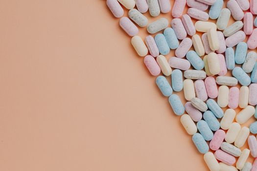粉色背景上，各种色彩缤纷的糖果丸散落其间，营造出俏皮而甜蜜的视觉效果