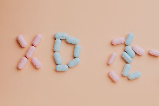 粉红色背景上，美味粉色和蓝色糖果点的顶视图构成