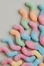 灰色背景上五彩蠕虫形果酱的顶视图