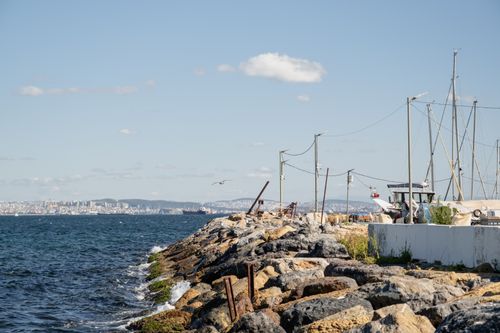 Free Rocky coast along Istanbul's Bosphorus with cityscape in the background on a clear day. Stock Photo