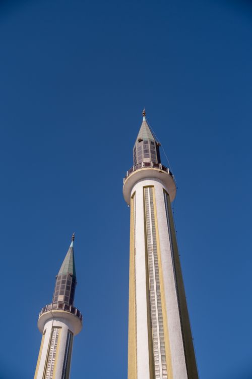 Free Upward view of two minarets reaching into a cloudless sky in İzmir, Türkiye. Stock Photo