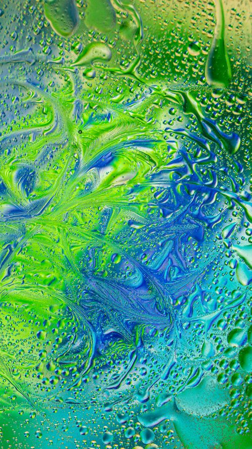 Free Colorful abstract art with vibrant green and blue swirling patterns and water droplets. Stock Photo