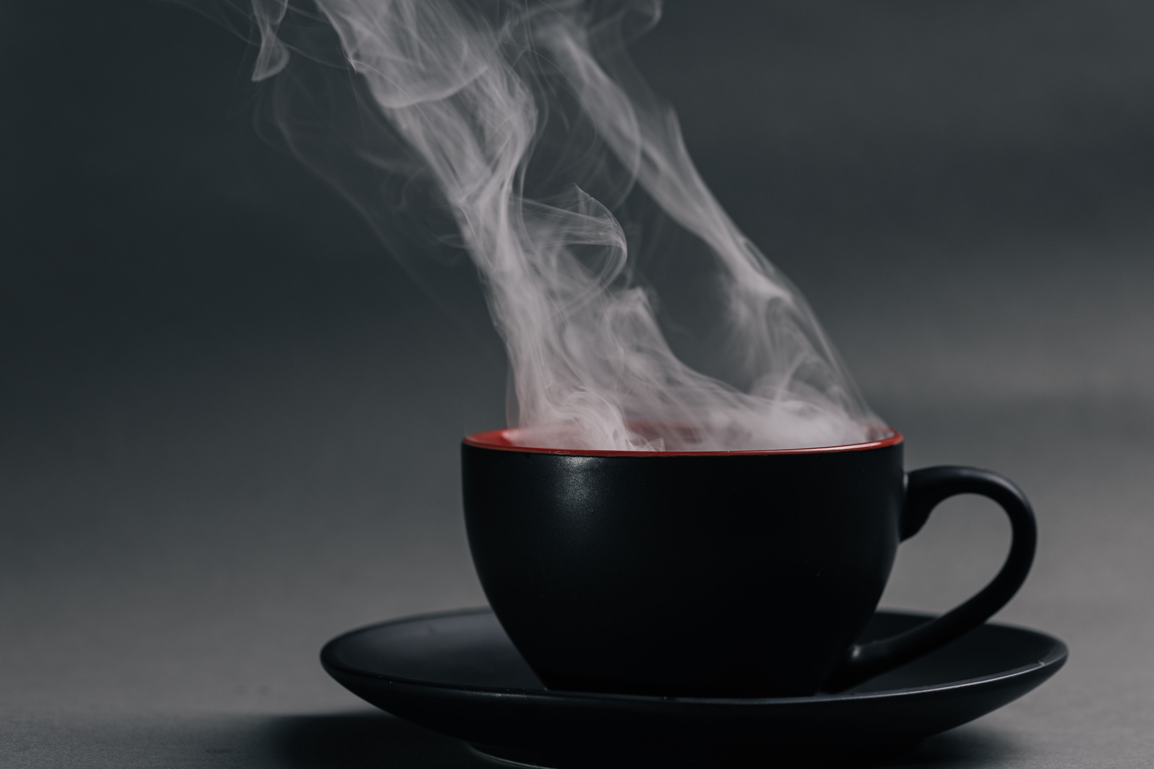 Taza de café humeante