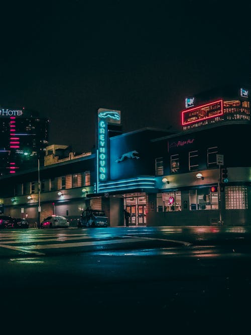 Городские здания в ночное время
