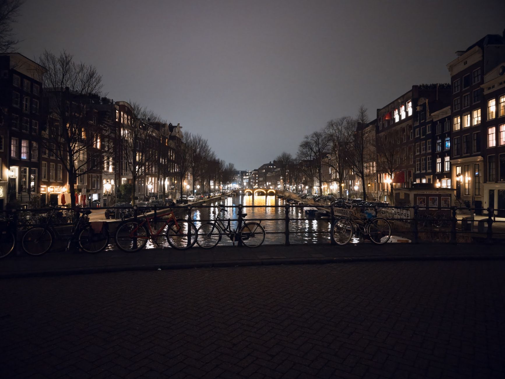 Amsterdam'da bir sokakta güvenlik kamerası