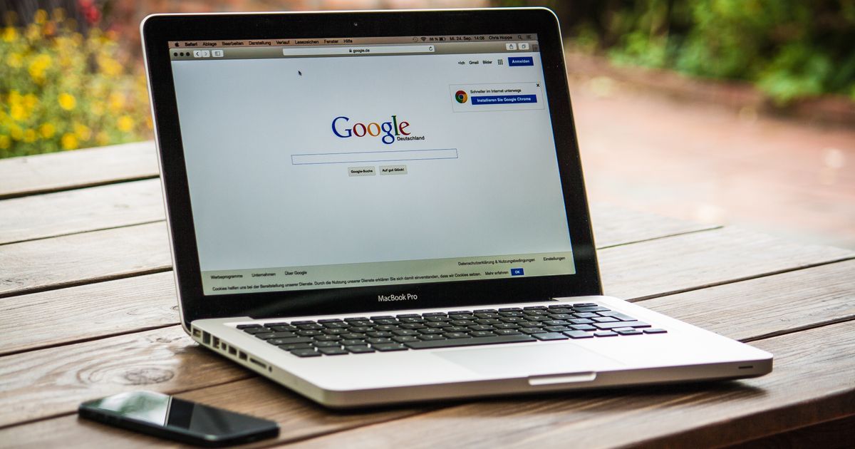Laptop auf hellem Schreibtisch mit geöffneter Website – Website für eine Reinigungsfirma planen