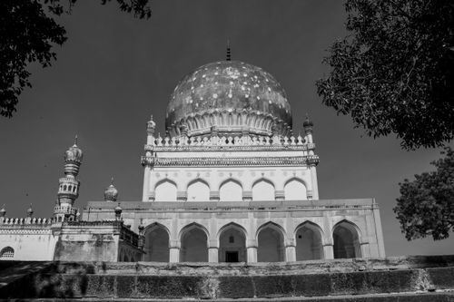Free A striking black and white photo of a Qutb Shahi Tomb in Hyderabad, showcasing Mughal architecture. Stock Photo