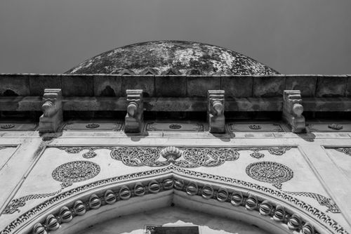 Free Black and white photo of a historic dome and detailed architecture in Hyderabad's old city. Stock Photo