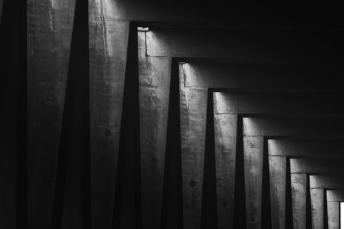 Free Striking black and white image of an abstract architectural design featuring shadows and light Stock Photo