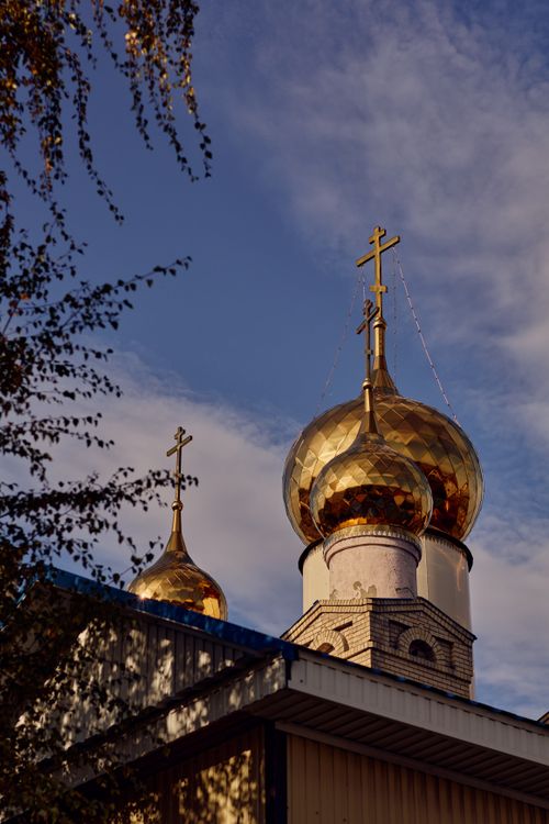 Free Stunning golden domes of an Orthodox church glistening under a clear blue sky in fall. Stock Photo