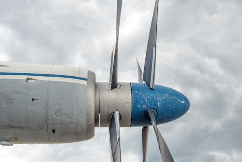 Avión Gris Azul Sobre Nubes Blancas
