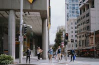 人们走在悉尼城市建筑的十字路口