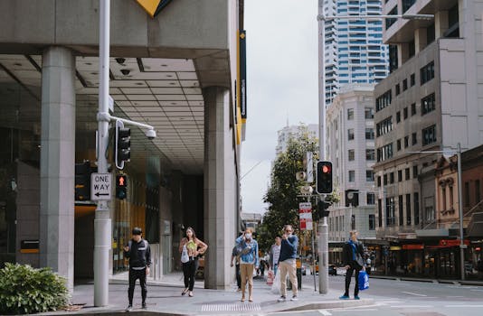 人们走在悉尼城市建筑的十字路口