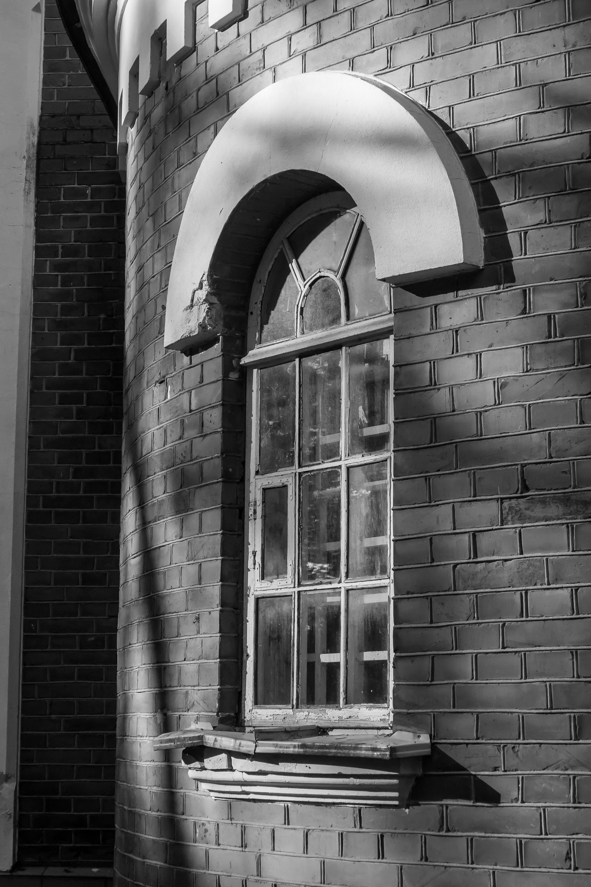 Black and White Brick Arch Window Scene · Free Stock Photo