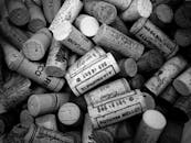 各种葡萄酒软木塞的单色特写，展示了复杂的文字和设计