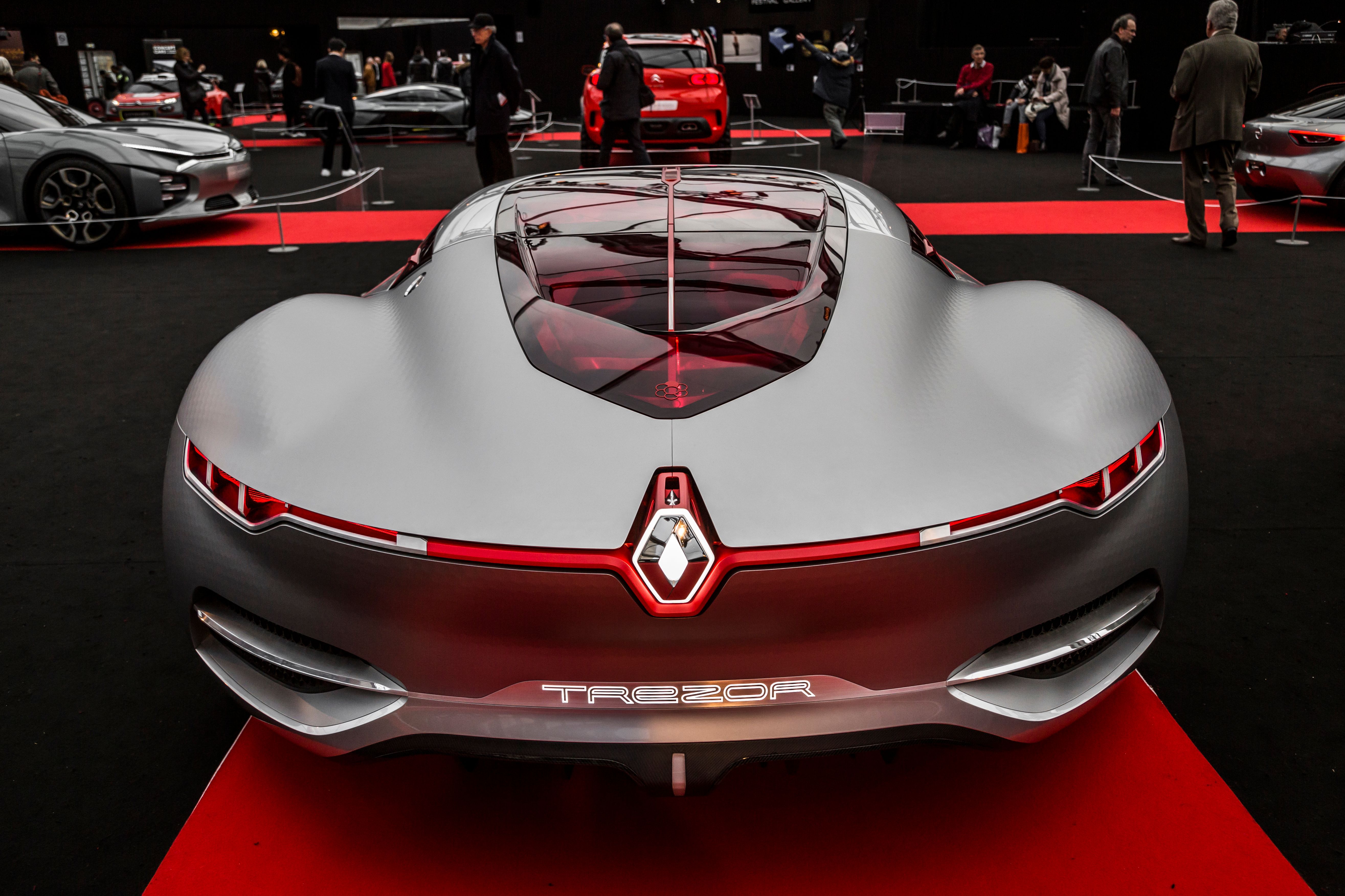 Chinese Rivals Challenge Europe’s Carmakers in Paris