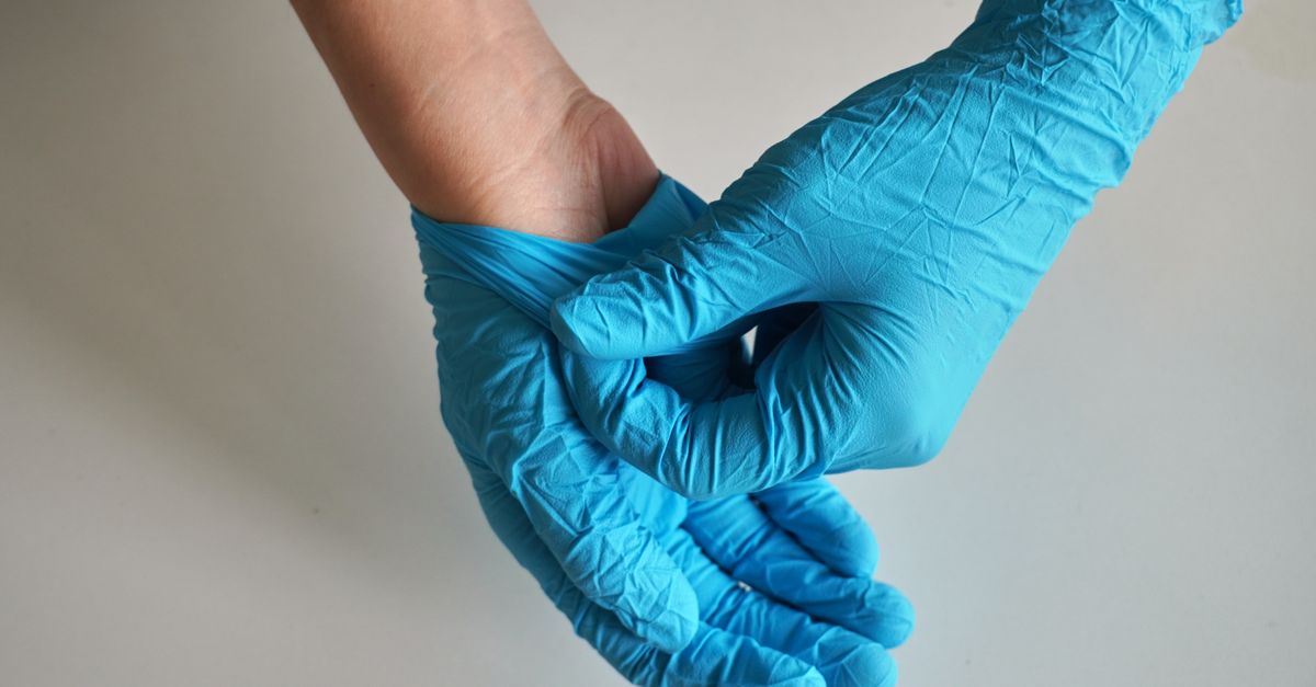 Powdered vs. Powder-Free Nitrile Gloves: Pros, Cons, and Best Uses