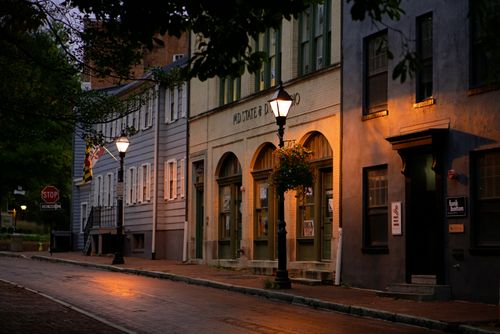 Free Charming brick-lined street in Annapolis, Maryland captured during twilight with historic buildings and street lamps. Stock Photo