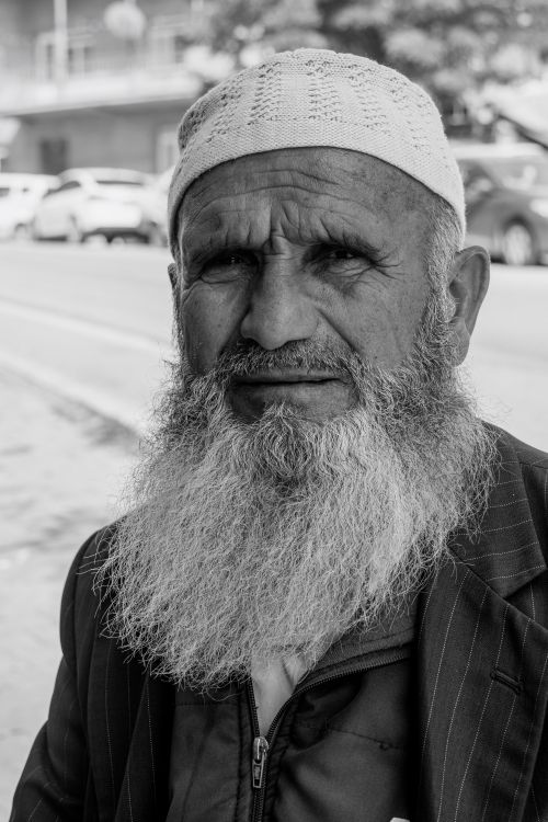 Free Black and white portrait of a bearded elderly man on a street in Konya, Türkiye. Stock Photo