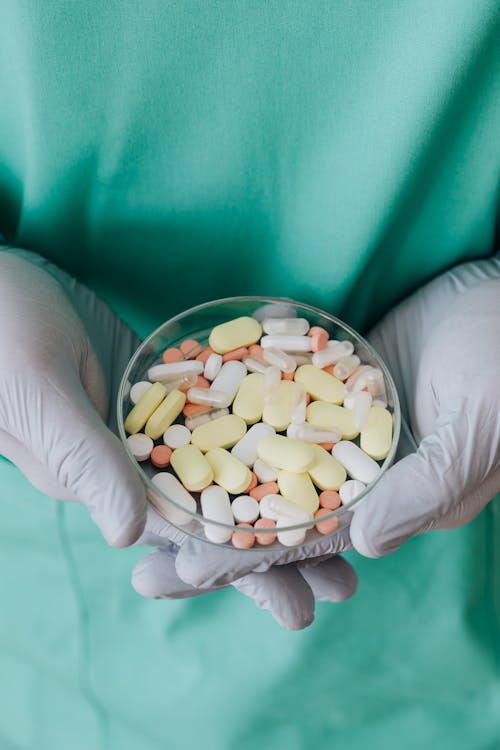 Free Faceless doctor with basin of pills Stock Photo