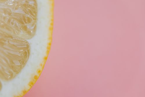 Free Top view flat lay composition of sliced lemon placed on pink background Stock Photo