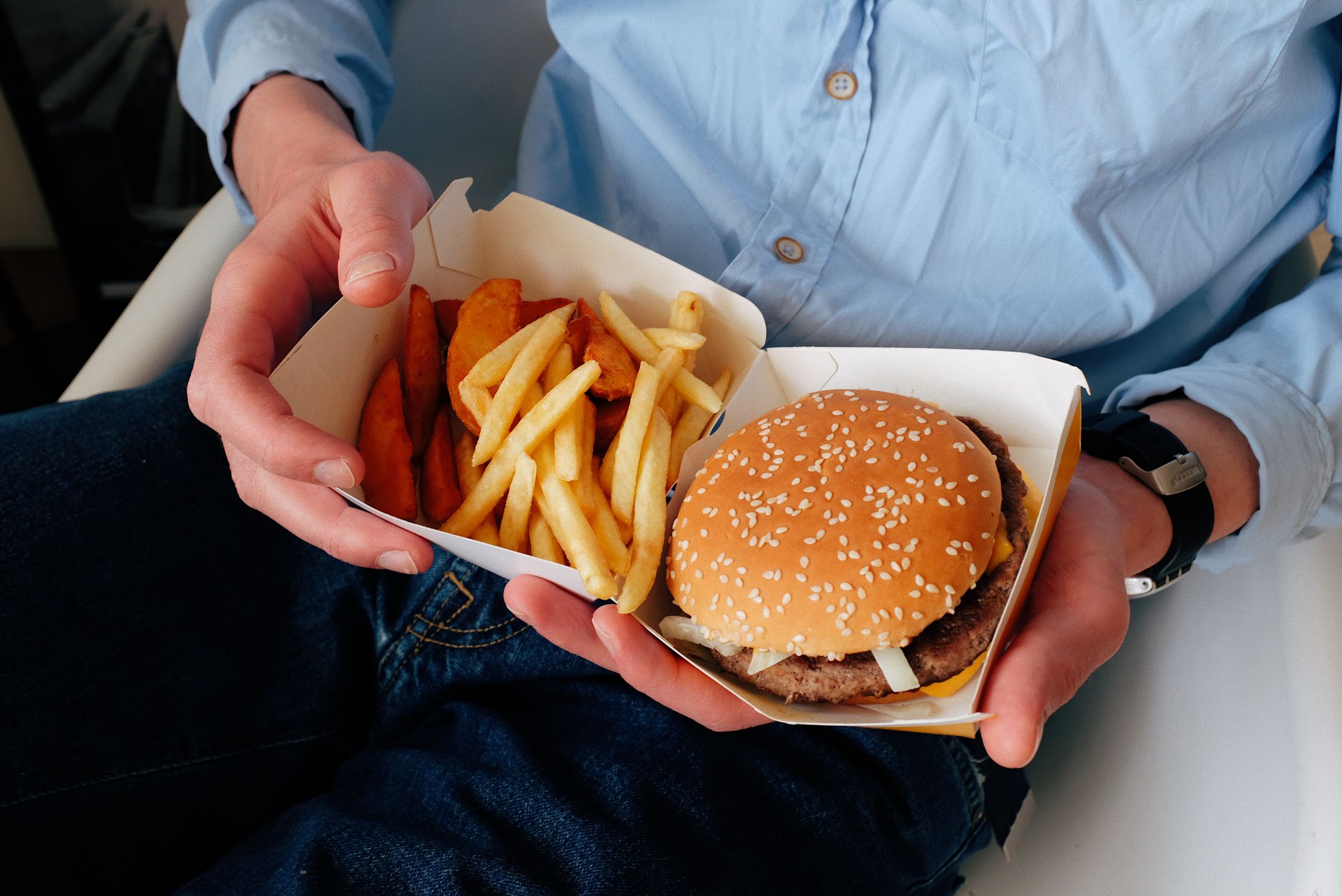 Bandeja com hambúrguer e batata frita, exemplos de ultraprocessados com alto impacto na saúde mental e risco de depressão