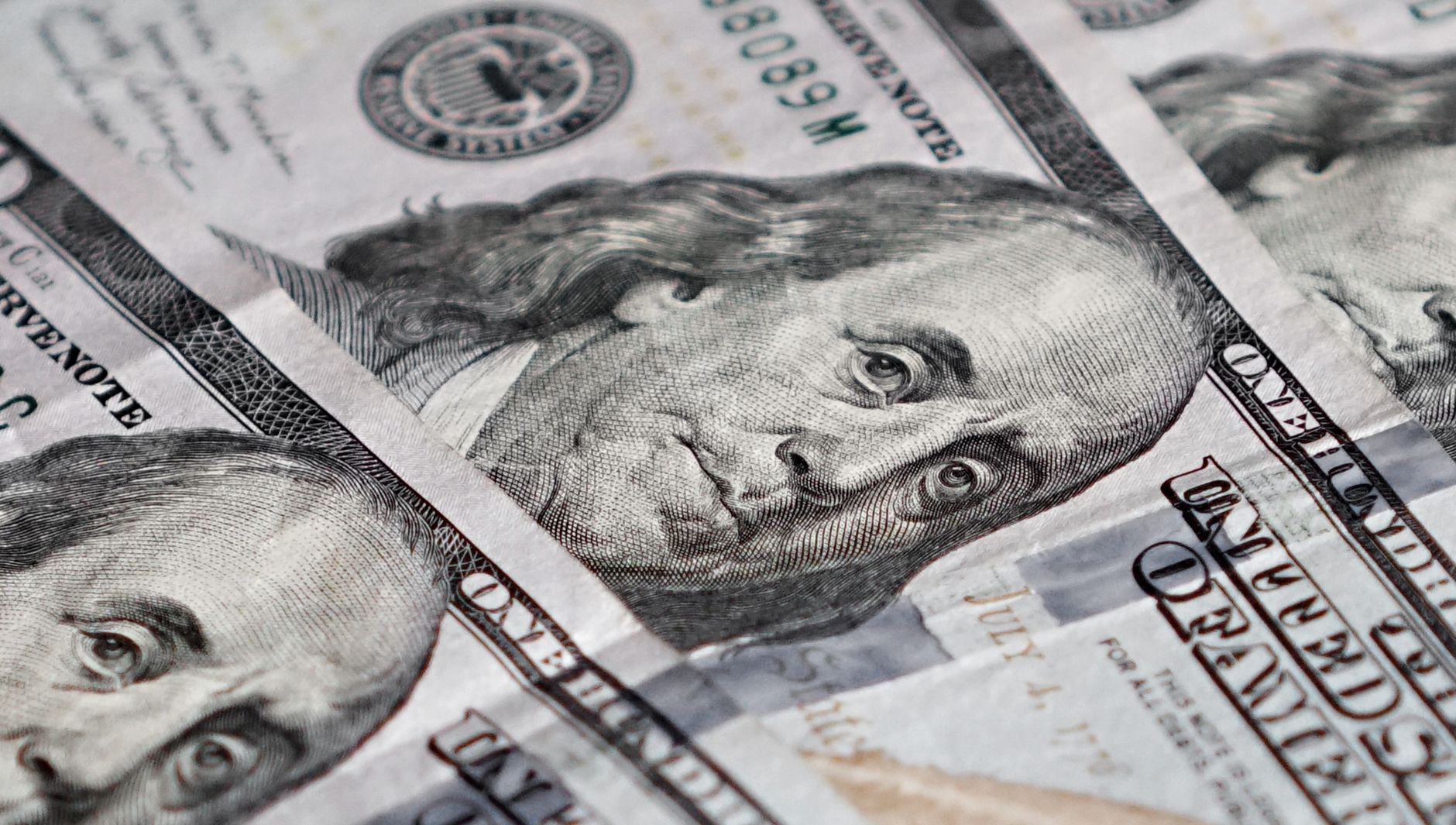 Treasuries See Shift in AI Link as Haven Trade Returns