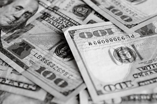 Free Close-up black and white photo of US hundred dollar bills depicting Benjamin Franklin's visage. Stock Photo