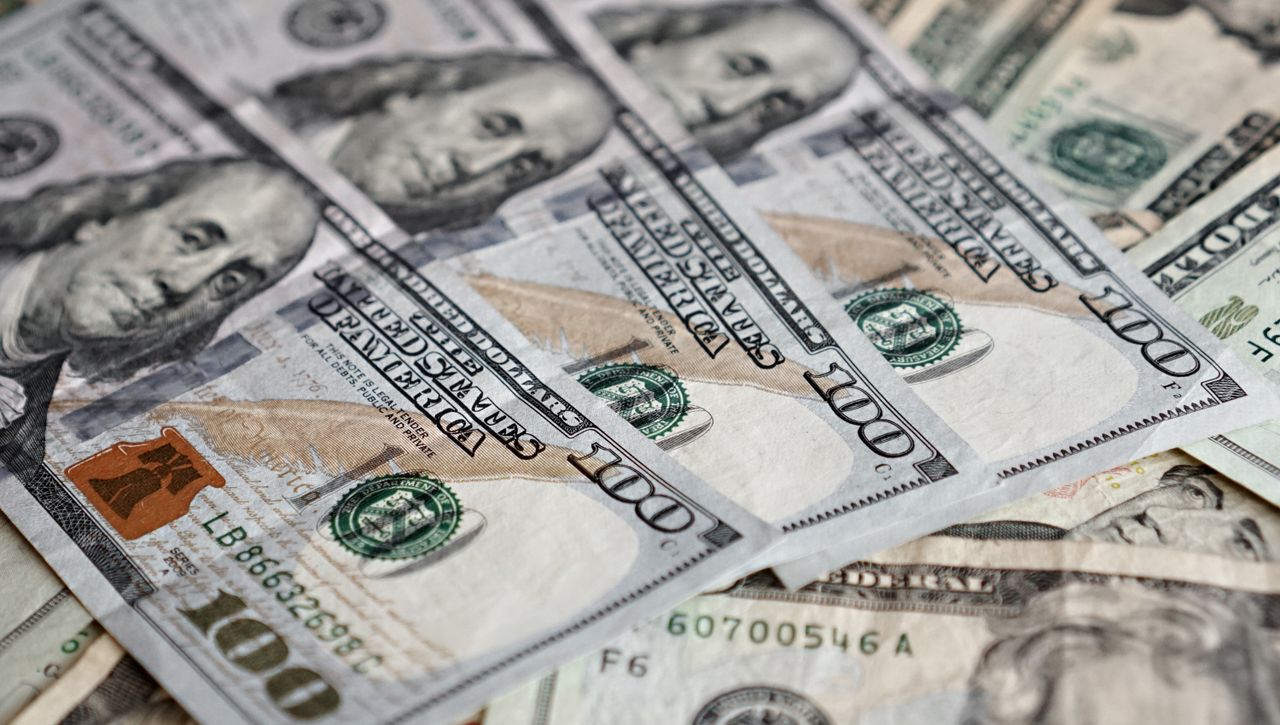 Moody's prévoit de baisser la note de la dette française de Aa3 à A+