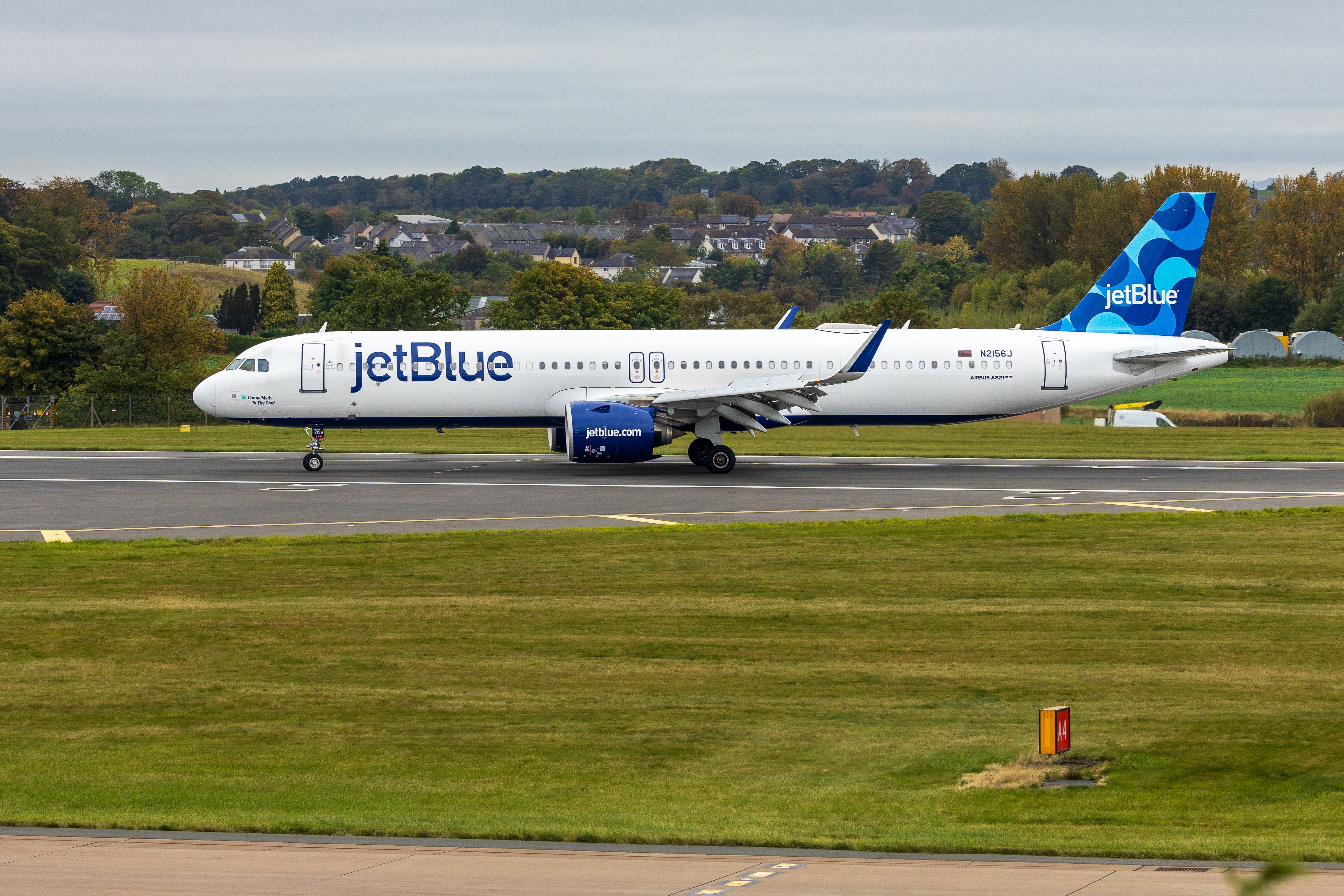 JetBlue posts bigger loss on fuel costs, but CEO says margins improving