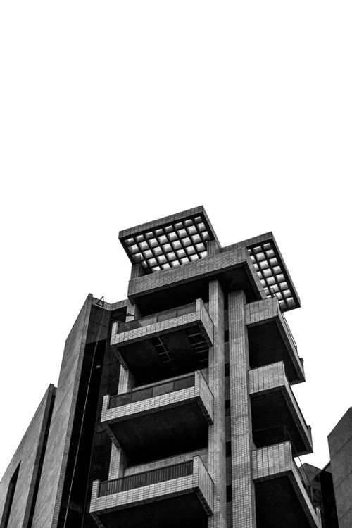 Free Black and white photo of a modern architectural building in Natal, Brazil featuring geometric patterns and a dramatic sky. Stock Photo